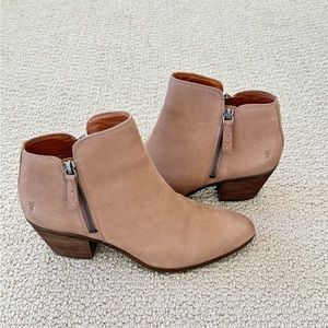 Frye ankle boots, double zip in light tan- women’s 9.5